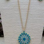 collar y aretas en papel azul