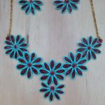 collar en papel, azul