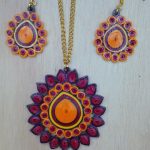 collar en papel colores cálidos