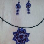 collar en papel, morados